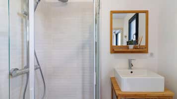 Een douche, een haardroger, handdoeken