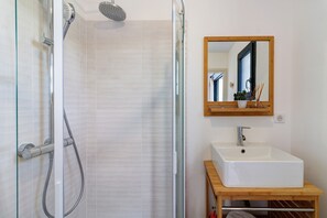 Shower, hair dryer, towels