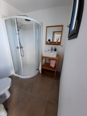Shower, hair dryer, towels - Bed and Breakfast 'Chambre 2' with Sea View, Wi-Fi and Air Conditioning (Porticcio)