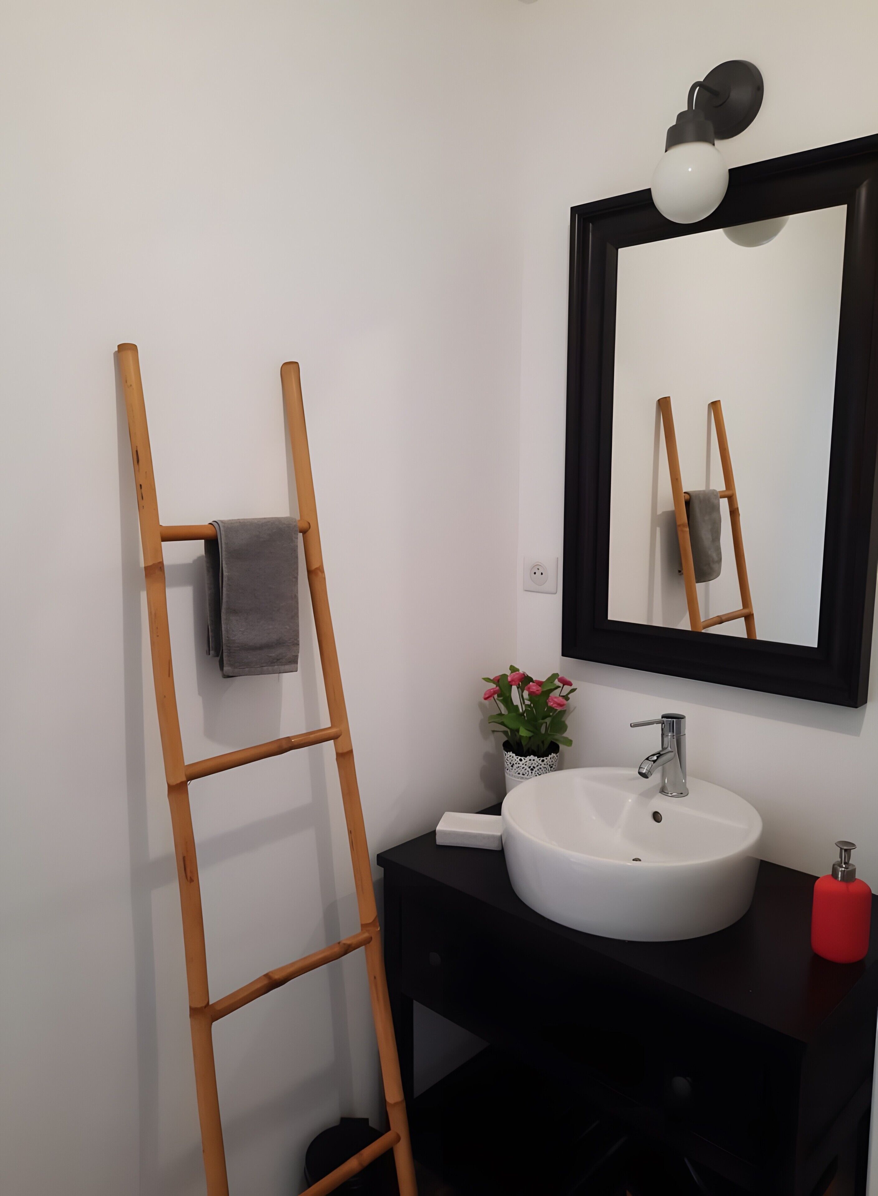 Douche, sèche-cheveux, serviettes fournies