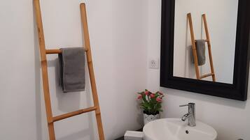 Douche, sèche-cheveux, serviettes fournies