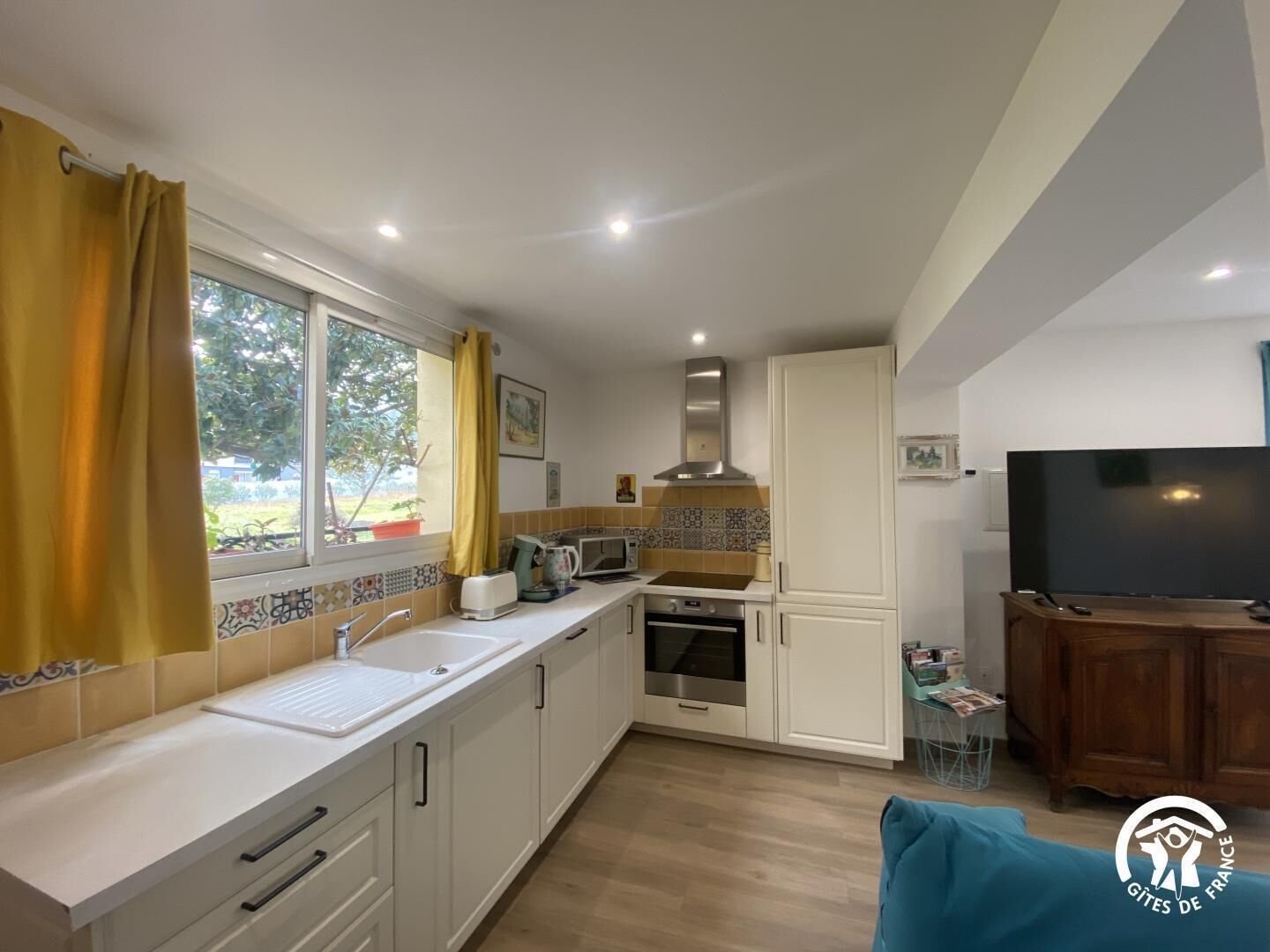 Jääkaappi, mikroaaltouuni, uuni, astianpesukone