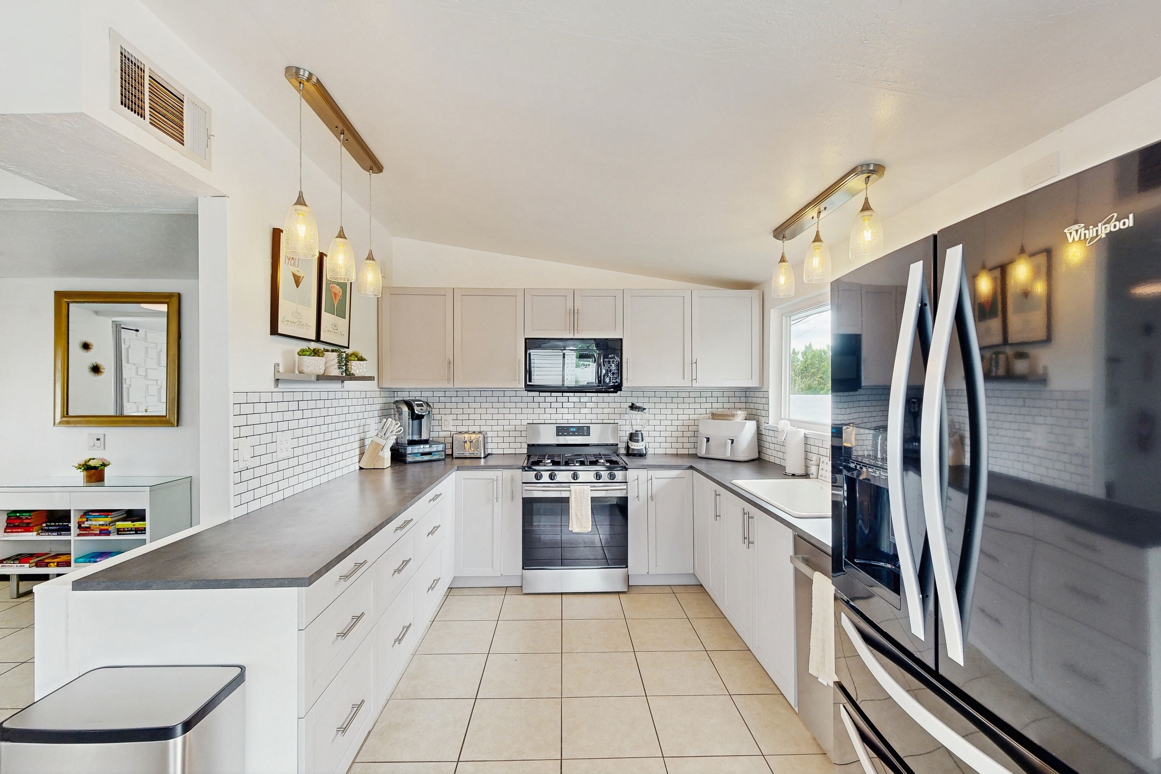 Køleskab, mikrobølgeovn, ovn, kogeplade