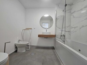 Whirlpool, Haartrockner, Bidet, Handtücher