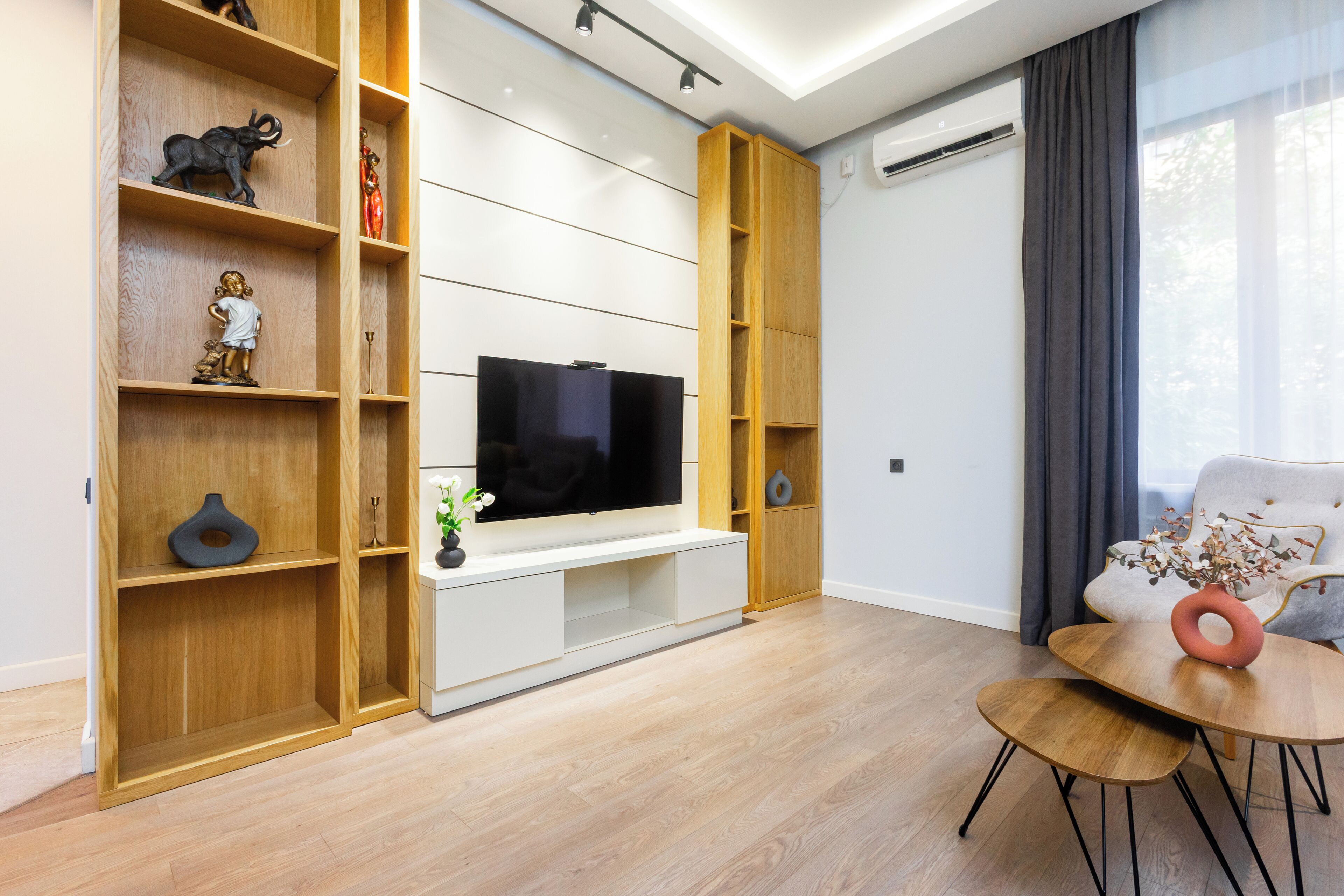 Comfort appartement | Woonruimte | Een 50-inch flatscreentelevisie met kabelzenders