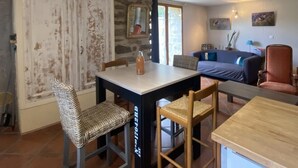 Ein Essbereich mit Tisch, Stühlen und einer Couch.