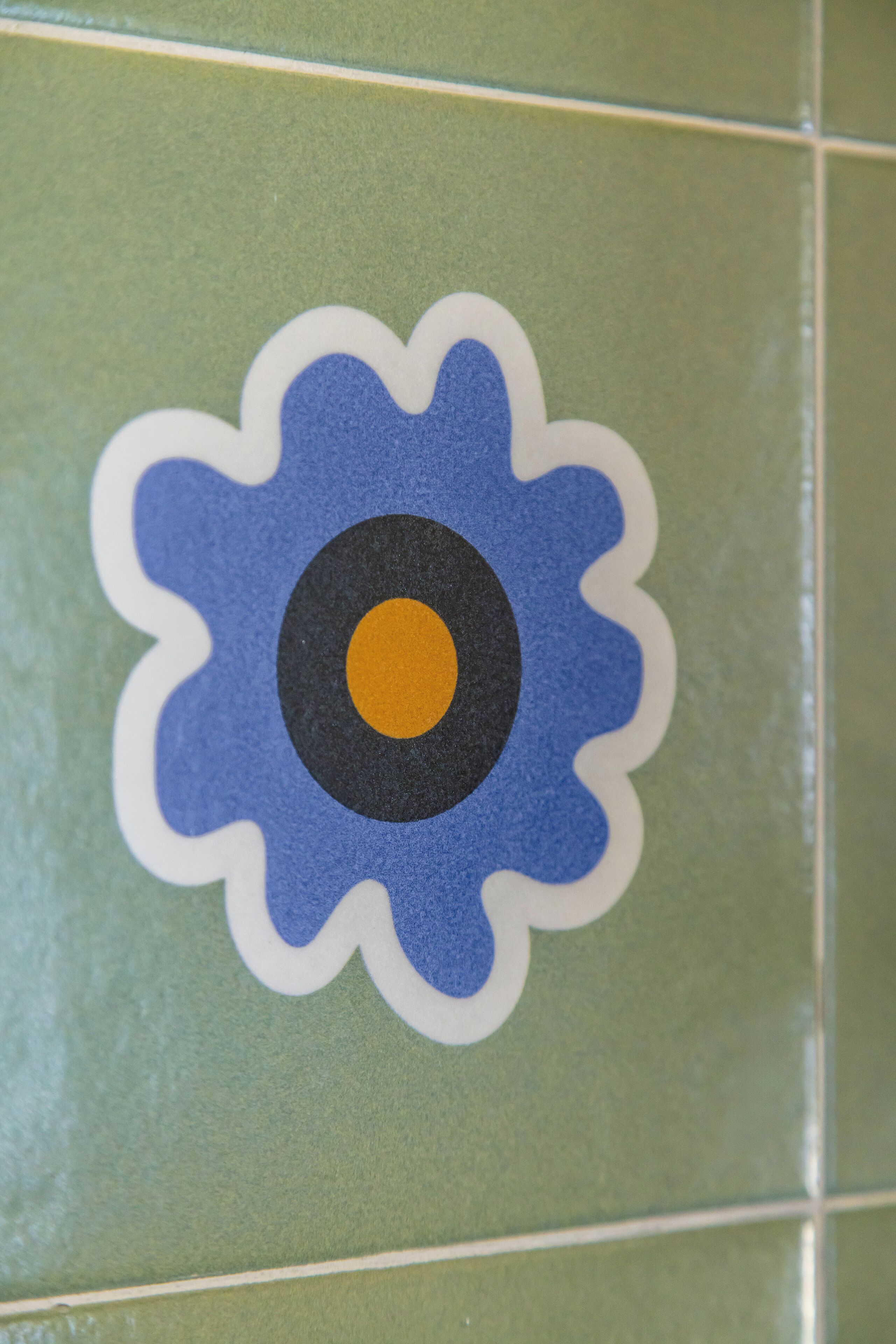 Un gros plan d’une carrelette de salle de bain ornée d’un motif floral bleu et blanc.
