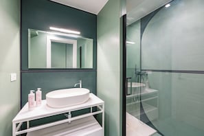 Basic Apartment, 1 Queen Bed with Sofa bed | Bathroom | Shower, hair dryer, towels, soap - Eclectic Apartments in Vasto by Wonderful Italy (Naples)