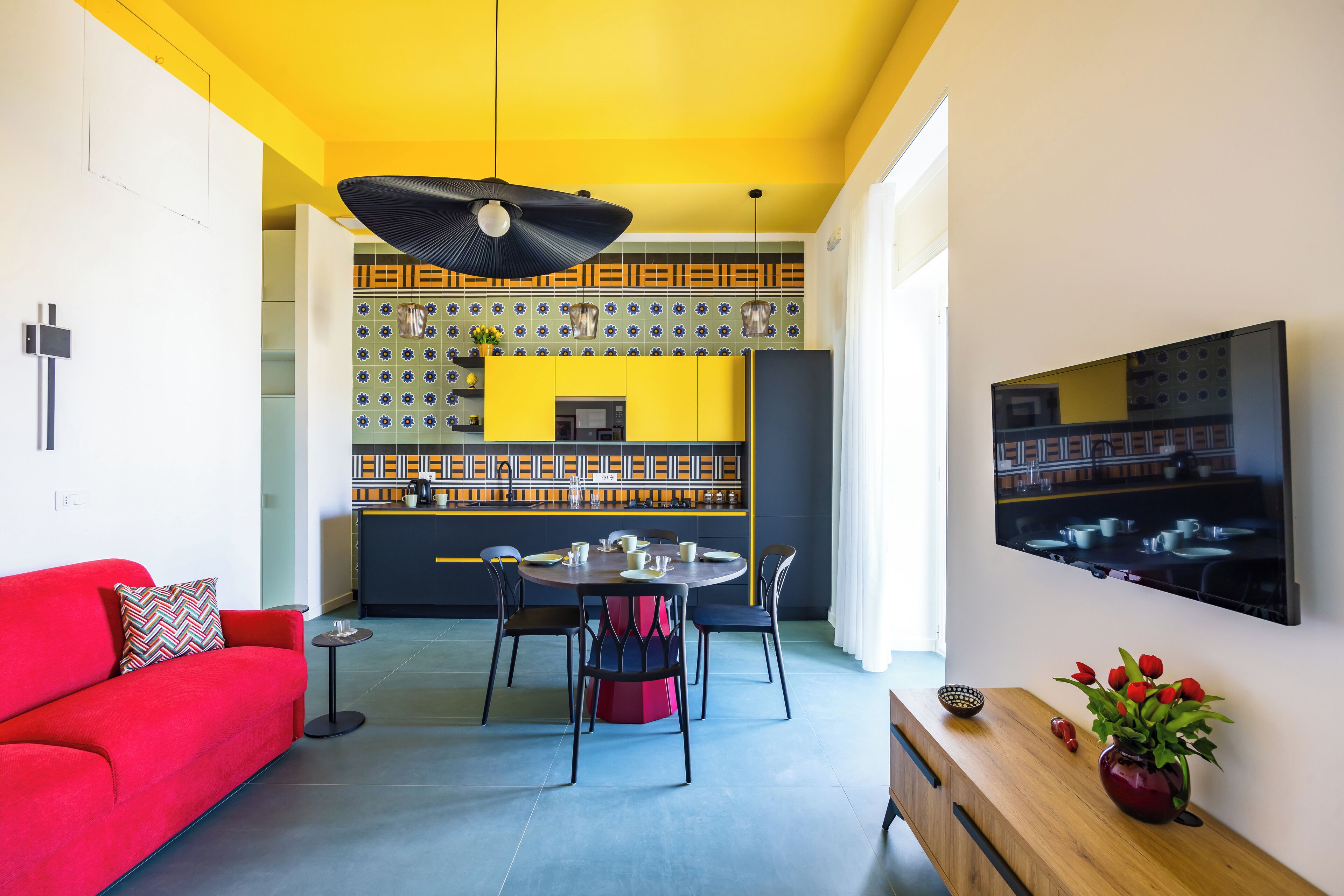 Leilighet – comfort, 1 queensize-seng med sovesofa, balkong, byutsikt | Oppholdsområde | En 30-tommers TV med Parabol-TV