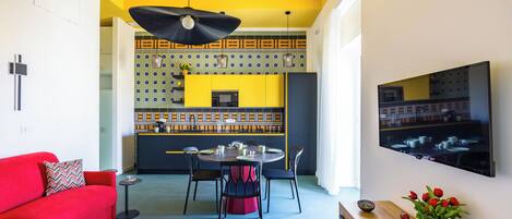 Leilighet – comfort, 1 queensize-seng med sovesofa, balkong, byutsikt | Oppholdsområde | En 30-tommers TV med Parabol-TV