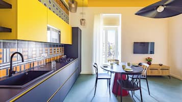 Leilighet – comfort, 1 queensize-seng med sovesofa, balkong, byutsikt | Eget kjøkken | Kjøleskap, mikrobølgeovn, kokeplater og vannkoker