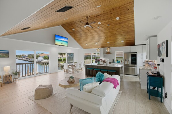 المنشأة من الداخل