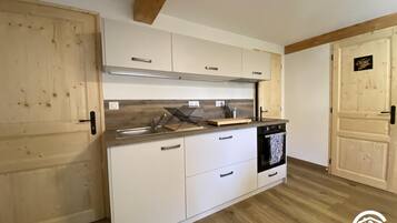 Réfrigérateur, micro-ondes, four