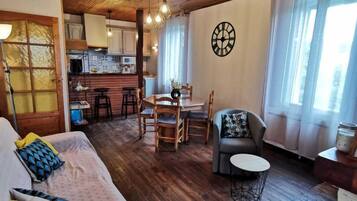 TelevisiĂłn y chimenea