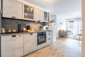 Kühlschrank, Mikrowelle, Ofen, Herdplatte