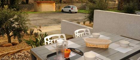 تناول الطعام بالخارج