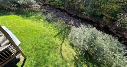 Base Mountain 2 Bedroom with Winter Shuttle to/from Snowshoe Village