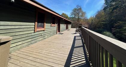 Base Mountain 2 Bedroom with Winter Shuttle to/from Snowshoe Village