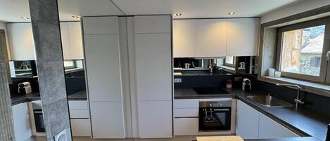 Een koelkast, een oven, een vaatwasser