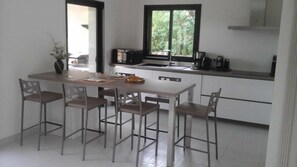 Kühlschrank, Mikrowelle, Ofen, Geschirrspüler