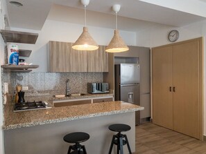 Køleskab, mikrobølgeovn, ovn, kaffe-/temaskine