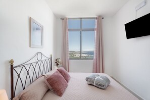 Een strijkplank/strijkijzer, wifi, beddengoed