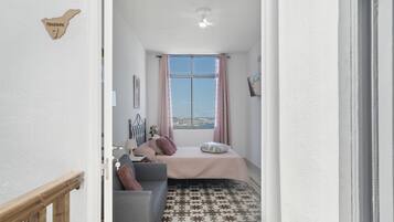 Tabla de planchar con plancha, wifi y ropa de cama