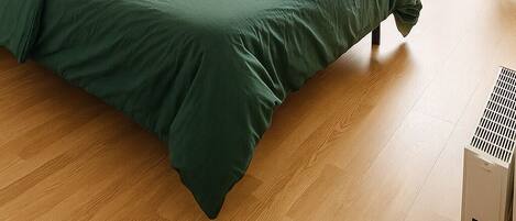 2 bedrooms, desk, bed sheets