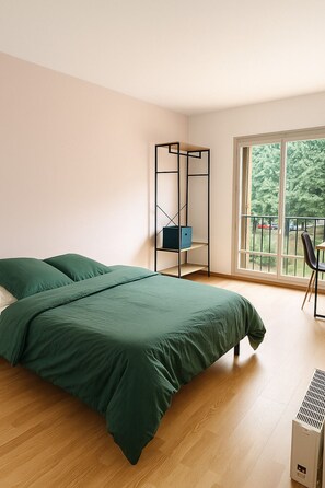 2 bedrooms, desk, bed sheets