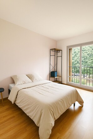 2 bedrooms, desk, bed sheets