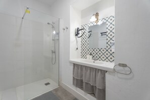 Douche, séchoir à cheveux, serviettes fournies