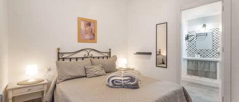 Een strijkplank/strijkijzer, wifi, beddengoed