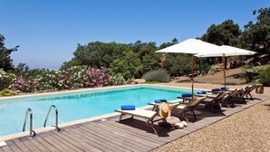A poolside area with lounge chairs, a wooden deck, and a clear blue pool. - Casa Romito - Four Bedroom Villa, Sleeps 8 (Cefalù)