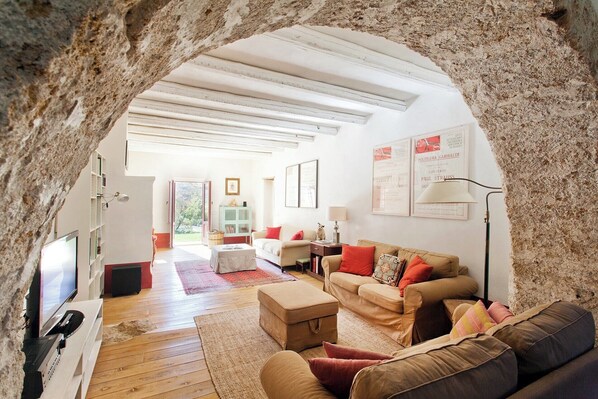 DVD player, ping pong, stereo