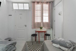 Iron/ironing board, WiFi, bed sheets