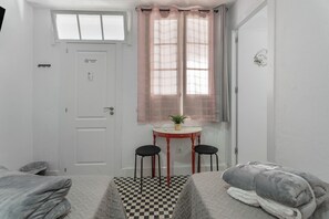 Een strijkplank/strijkijzer, wifi, beddengoed