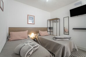 1 habitación, tabla de planchar con plancha, wifi y ropa de cama 