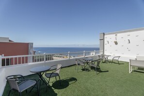 Outdoor dining - La Palma: Quiet Room with Shared Terrace and Wi-Fi in Garachico (Garachico)