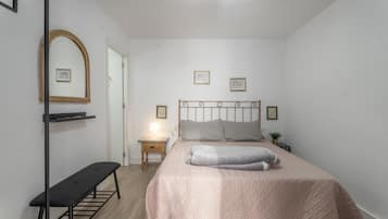 Iron/ironing board, WiFi, bed sheets