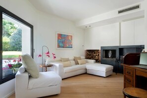 智能電視、壁爐、乒乓球設施