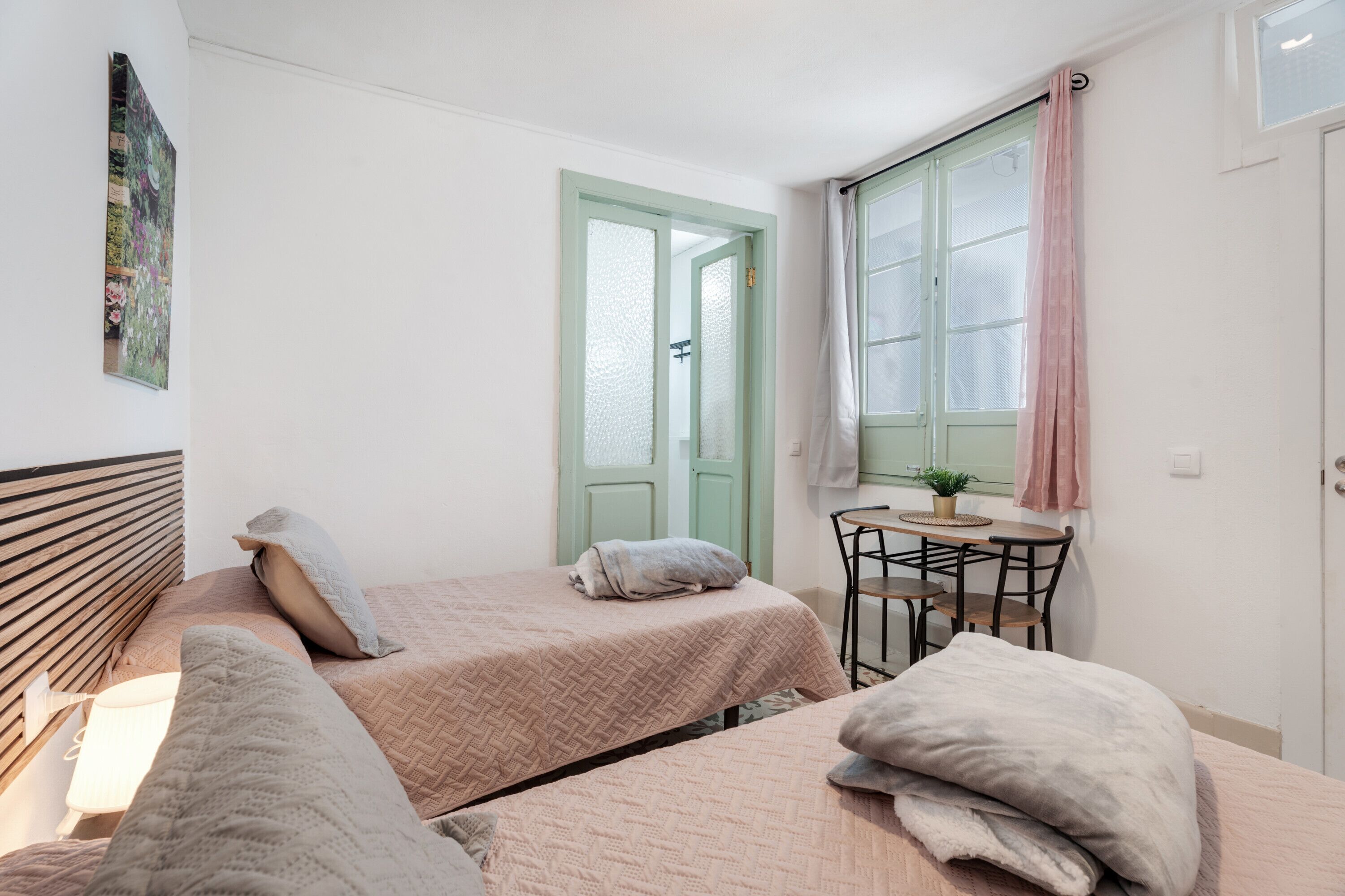 Een strijkplank/strijkijzer, wifi, beddengoed