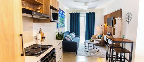 Geladeira, micro-ondas, fogão, cooktop