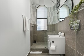 Douche, sèche-cheveux, serviettes fournies, savon