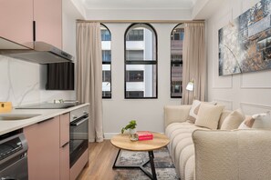 Réfrigérateur, micro-ondes, four, plaque de cuisson