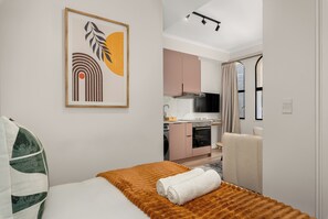 1 bedroom, iron/ironing board, WiFi, bed sheets - Chic Venice House Studio (Cape Town)