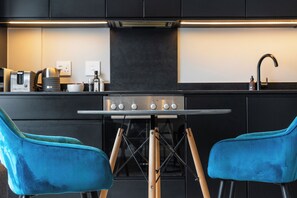 Kühlschrank, Mikrowelle, Ofen, Herdplatte