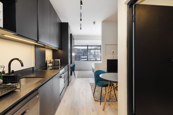 Kjøleskap, mikrobølgeovn, ovn og kokeplater