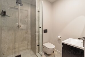 Dusche, Haartrockner, Handtücher, Seife