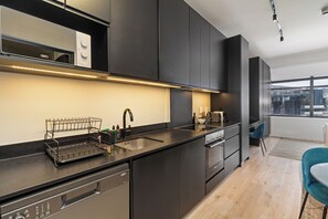 Kjøleskap, mikrobølgeovn, ovn og kokeplater