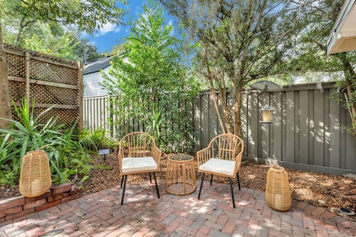 Bright 1BR Upstairs Apt • Walk to Lakes & Campus • BBQ & Pet Friendly